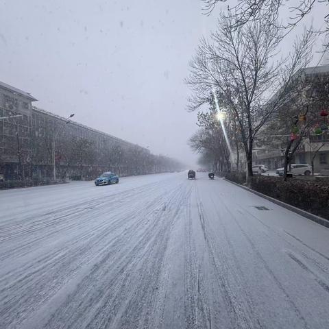 冬日扫雪在行动 冒雪除冰暖人心