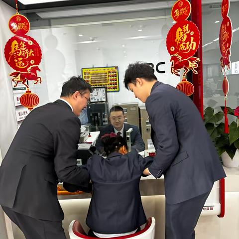 工行临汾开发区支行开展客户突发身体不适应急处置演练