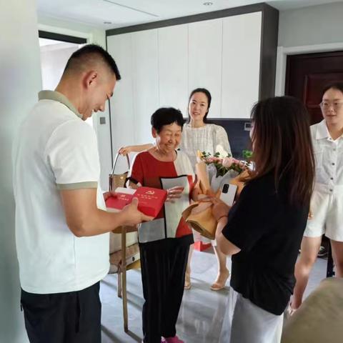 柳林镇柳林社区联合双报道单位开展走访慰问“光荣在党50周年”老党员活动