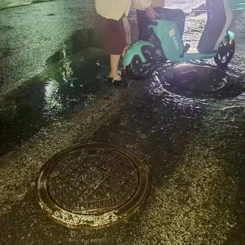 暴雨夜里的温暖守护！东湖湾女孩张小雨用共享单车筑起“安全防线”