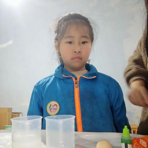 第三周科学小实验《水中悬蛋》