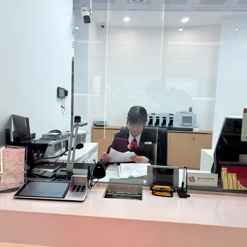 鹤堂支行服务明星-李秋琴