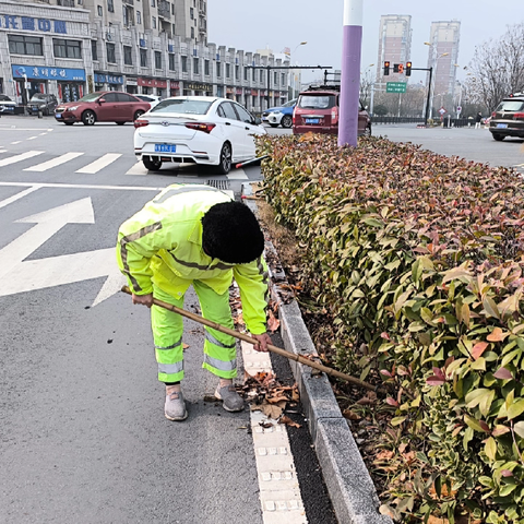 新春佳节万家团圆时 环卫工人坚守岗位保清洁