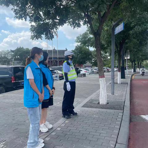 古城街道华严寺社区开展文明交通引导志愿服务活动