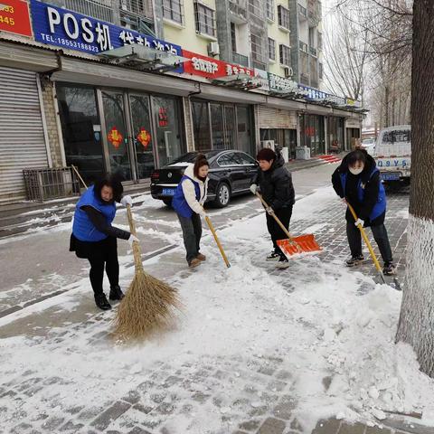 锦水园社区网格员开展积雪结冰清扫工作