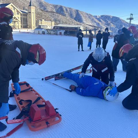 举办第十四届全国冬季运动会雪上医疗救援演练