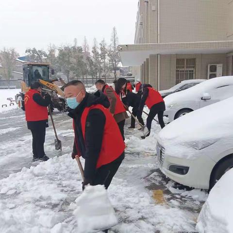 除冰铲雪暖人心               爱满校园润无声         ——孝南区车站中学组织除雪活动