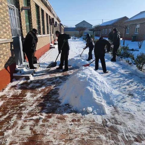 雪花纷飞扮校园，扫雪除冰暖人心——张会亭中学扫雪活动