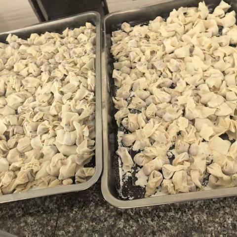 指尖藏暖意  百味寓深情 ——记我校教师为学生食堂包扁食暖心活动