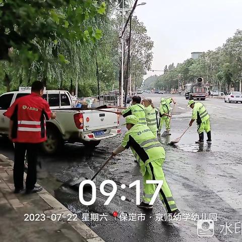 雨中保洁不停歇 坚守岗位保洁净