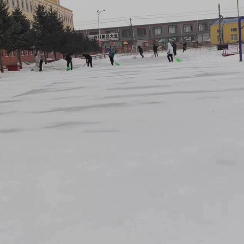 风雪至校园 除雪暖人心——青山小学教师除雪记