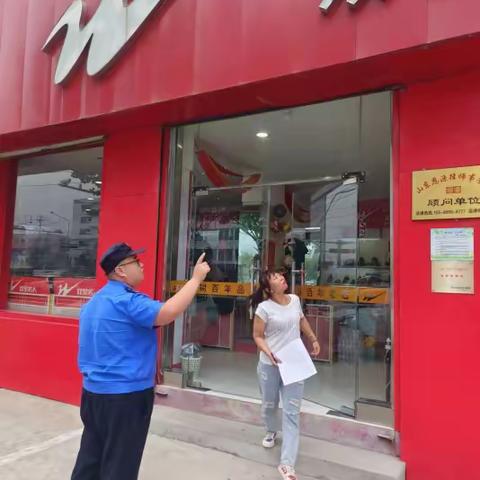 党家街道汛期严查户外广告牌匾，保障群众“头顶安全”