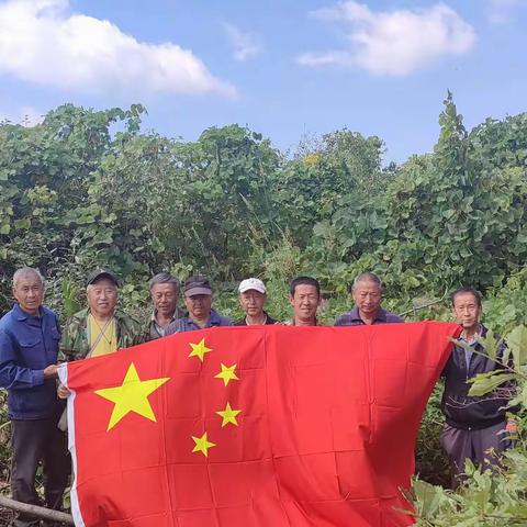 五星红旗在青城子本山顶峰迎风高高飘扬 ......第一次、第二次、第三次在青城子本山顶峰升国旗活动
