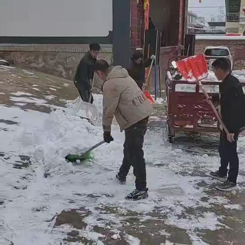 王旗镇草场门村积雪清扫行动