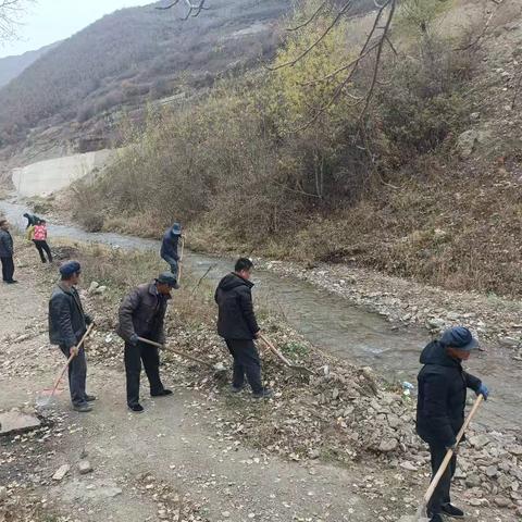 王旗镇草场门村田间地头环境卫生整治行动