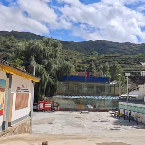 王旗镇草场门村开展第三轮环境卫生全面整治行动