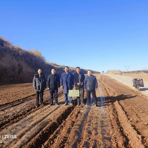 碾张乡邀请姚建民教授现场指导农户冬谷种植