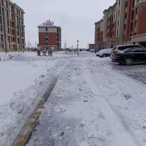 网格员扫雪除冰暖人心