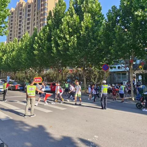 志愿相伴，文明出行——记育红小学泉北校区四（1）班家长交通志愿服务活动