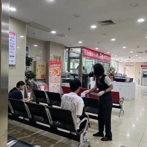 工行半岛国际支行开展“预防洗钱犯罪·共筑金融安全”主题宣传月活动