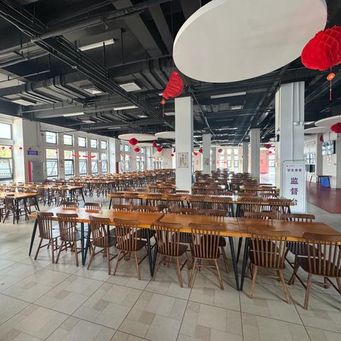 走进三亚市迎宾小学食堂