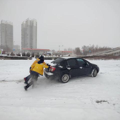 冰天雪地伸援手 推车救困暖民心