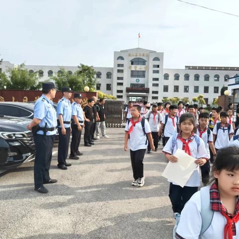 风里，雨里，只为守护你 ﻿‍——盘山县羊圈子小学“爱心护学岗”