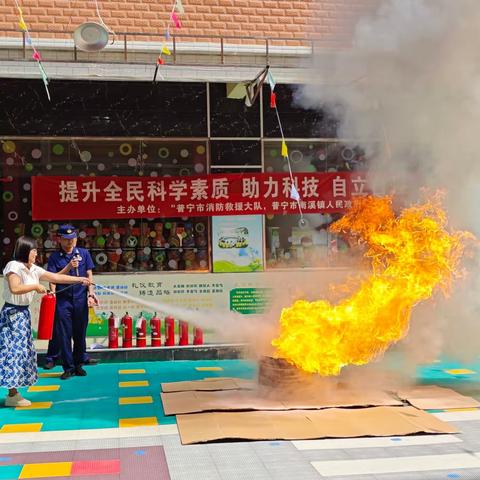 《消防演练，安全同行》——童美幼儿园开展消防演练活动