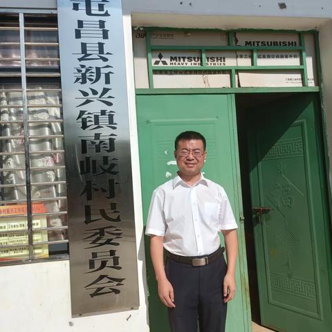 海南民建省委直属建设支部会员吴强律师作为屯昌县新兴镇南岐村村居法律顾问到村提供无偿法律援助服务