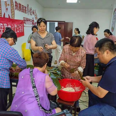 佳怡花园开展端午节包粽子活动