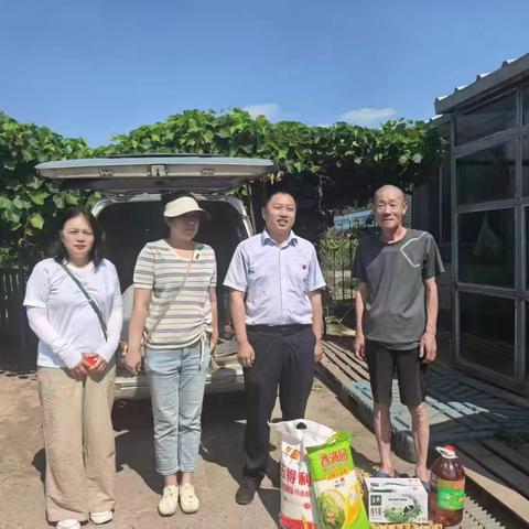 张甸社区庆“七、一”送温暖