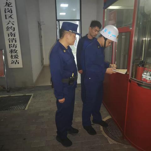 龙岗大队督察组夜间深入六约南消防救援站开展督察指导工作