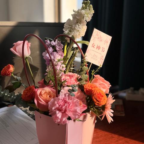 春风如你  熠熠芳华 ‍——仓集小学开展“三八节”教师插花活动