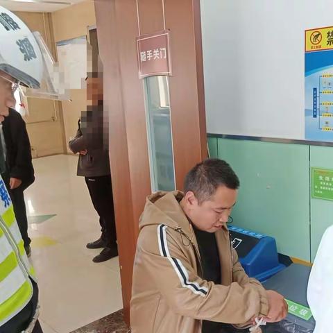 伤者断指急送医，交警护送暖民心
