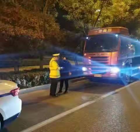 严查货车闯禁行，保障夜间平安行
