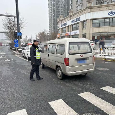 雪天路滑事故多，出行系好安全带