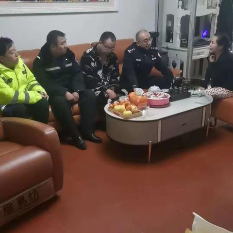寒冬透凉意，慰问暖人心