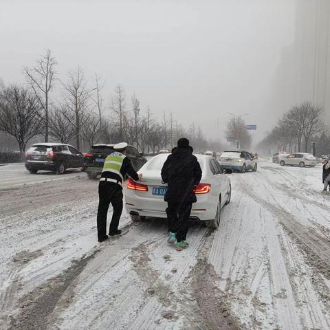 雪天路滑需谨慎，交警推车保畅通