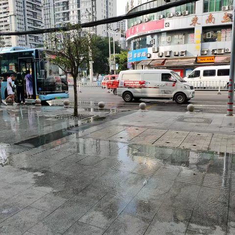 自来水管突发冒水，“数字城管”协调处置