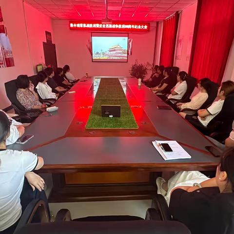 观看九三阅兵  致敬伟大胜利