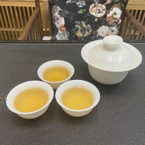 带有野生金银花香味的茶叶，口感醇厚回甘~