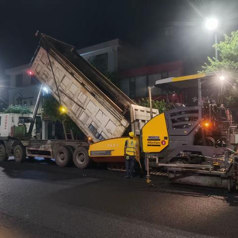 临汾市本级雨污合流制管网分流改造工程(老城片区)施工一标段：煤化巷沥青摊铺及碾压工作圆满完成