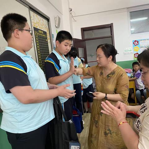 城里小学五（2）班举行平安传递仪式，“永远把平安握在手里”