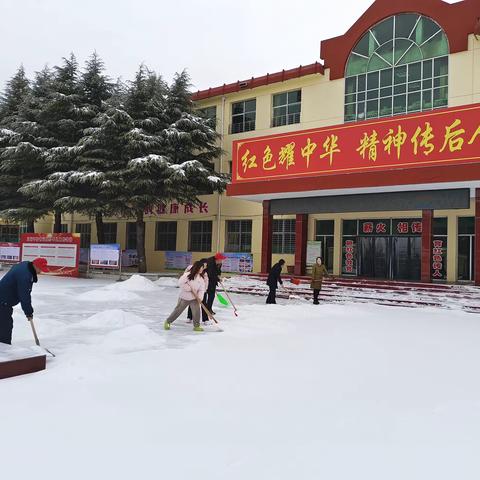 【平安校园】破冰除雪 力保师生出行安全-马村小学铲雪行动