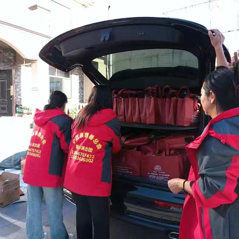 宁武县慈善总会爱心演出团于2025年9月11日慰问走访残疾贫困户和村里的空巢老人！为他们送上爱心长寿蛋糕、秋冬季衣服和生活用品，关爱老人从你我做起！