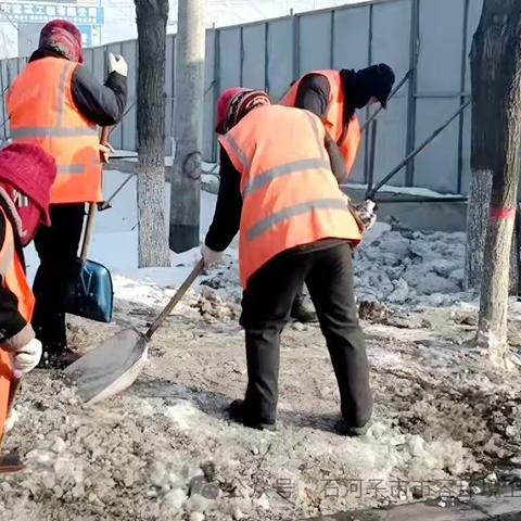 浴“雪”奋战！环卫工人清扫“黑雪”净城