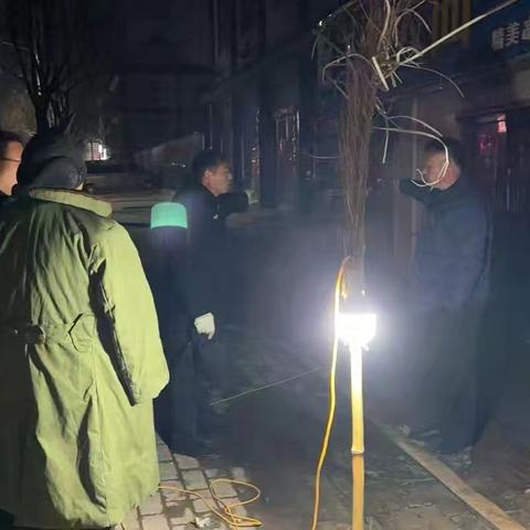 深夜保供不懈怠 紧急抢修解民忧