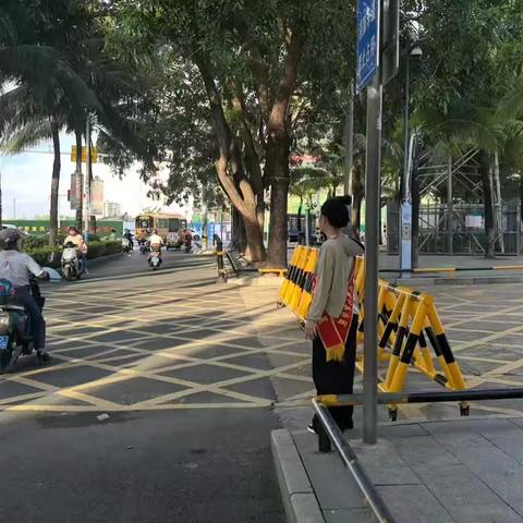 家校同心护学岗 ﻿温情守护上学路