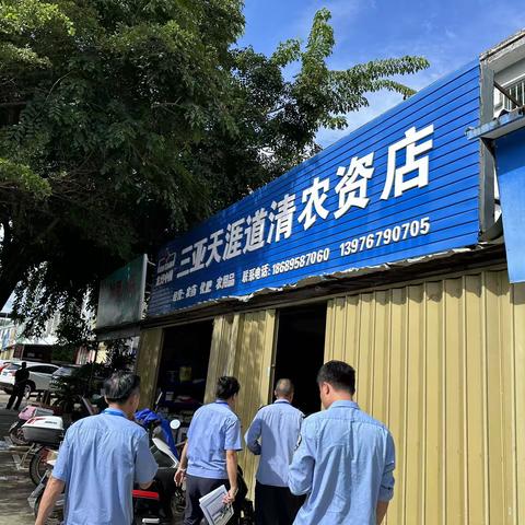 国庆假期前例行检查农药店，发放“假冒伪劣农药危害及违法违规使用农药危害”宣传单