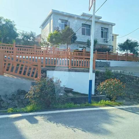 龙辉园林景观艺术材料厂，梯形仿木护栏厂家直销，可全国各地安装施工，欢迎来电13576437849
